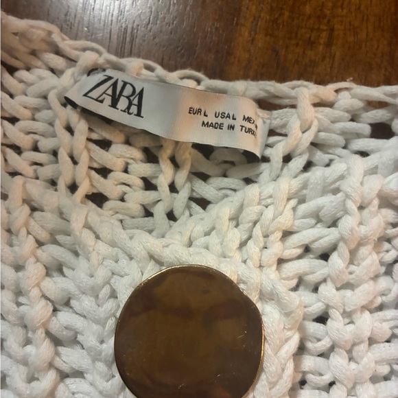 Zara White Knit Vest with gold buttons - Picture 4 of 6